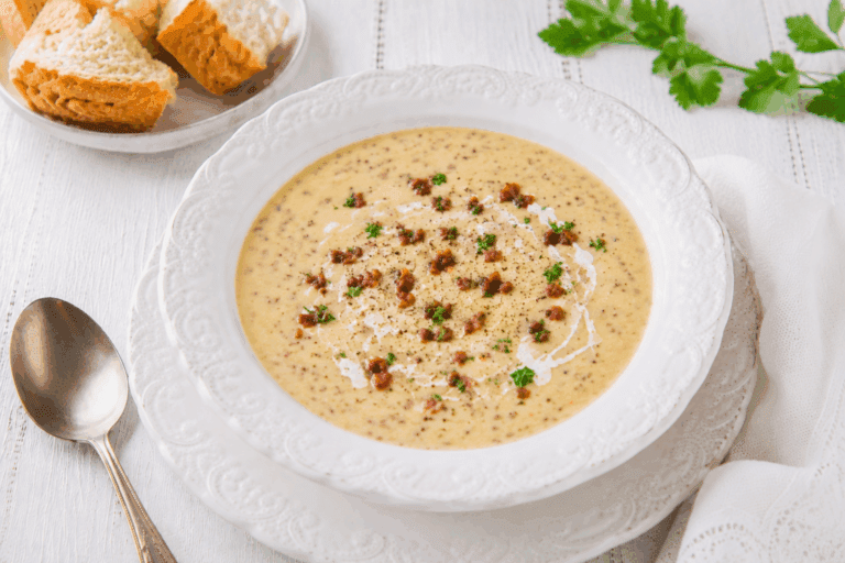 Romige mosterdsoep uit de slowcooker – met grove Franse mosterd