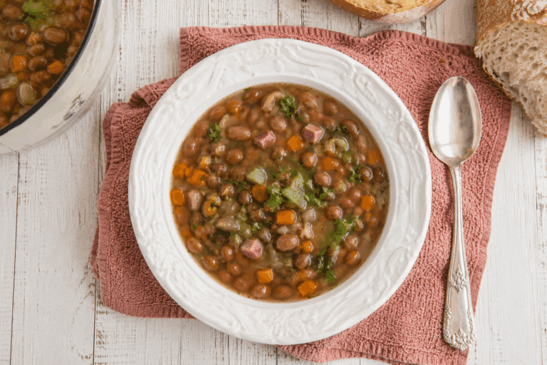 Bruine bonensoep uit de slowcooker – met gedroogde bonen en de juiste volgorde.